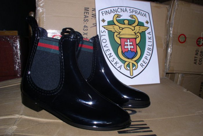 Ilustračný obrázok k článku Úspech nitrianskych colníkov: Zhabali až 7 156 falošných topánok Gucci!