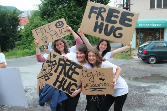 Ilustračný obrázok k článku Hug Day slávi úspech: 4-násobne prekonaný rekord a celkovo až 58 000 objatí
