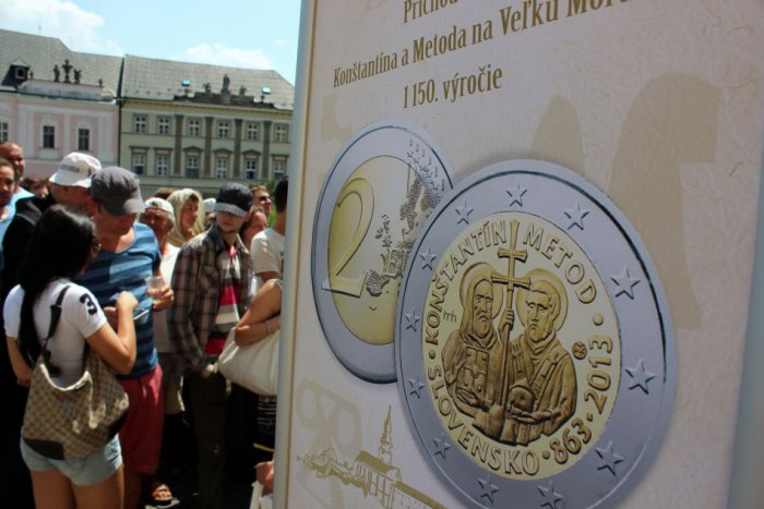 Ilustračný obrázok k článku Pamätné mince a známky: Ľudí od čakania neodradili ani obrovské rady a horúčava!