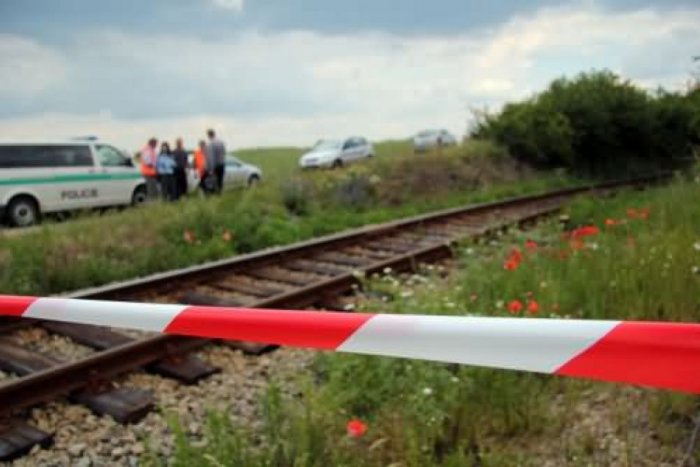 Ilustračný obrázok k článku Chvíle hrôzy pri Nitre: Zrážka vlaku s autom, syn z neho nestihol vyslobodiť mamu
