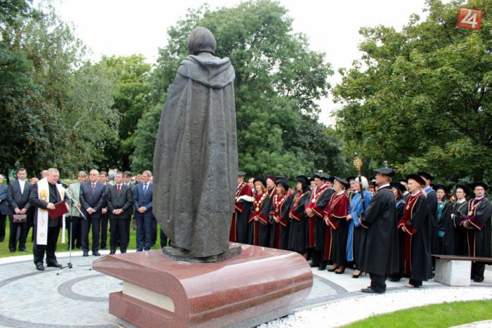 Ilustračný obrázok k článku UKF otvorila akademický rok: Novú sochu pred budovou požehnal nitriansky biskup!