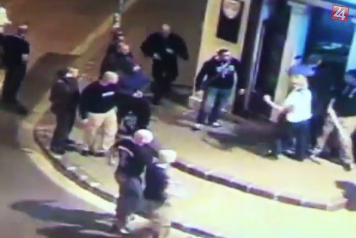 Ilustračný obrázok k článku Hrôza v Nitre: Holohlaví mladíci útočia na bar, pozrite si VIDEO z bitky!