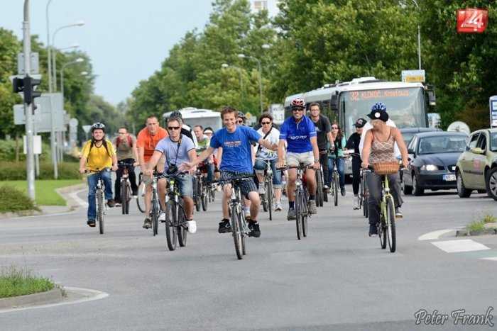 Ilustračný obrázok k článku Prvý servisný cyklostojan v Nitre: Na otváracej akcii aj bronzoví hokejisti