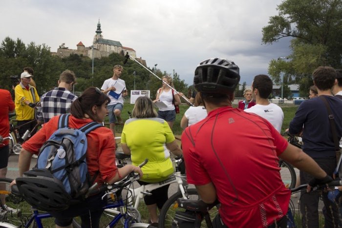 Ilustračný obrázok k článku Chýbajúca požičovňa bicyklov a problémy s riekou:  Desiatky účastníkov diskutovali počas cyklojazdy