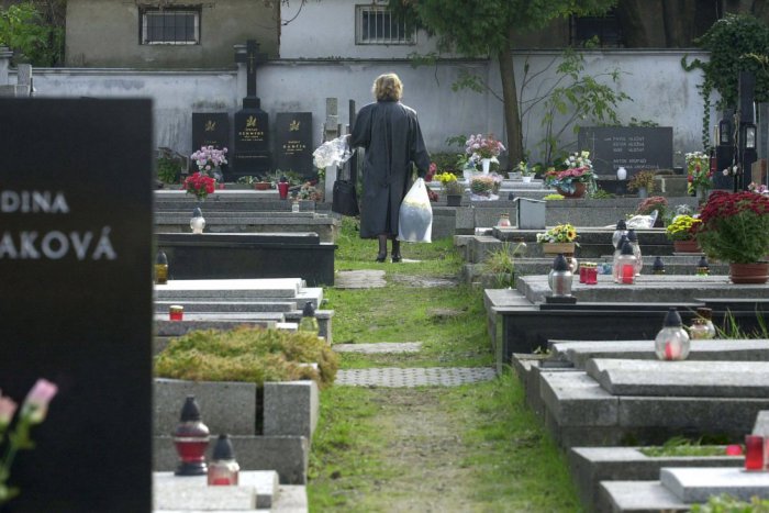 Ilustračný obrázok k článku Z cintorína si odniesol svietniky a vázy: Marián (36) môže putovať za mreže až na 10 rokov!