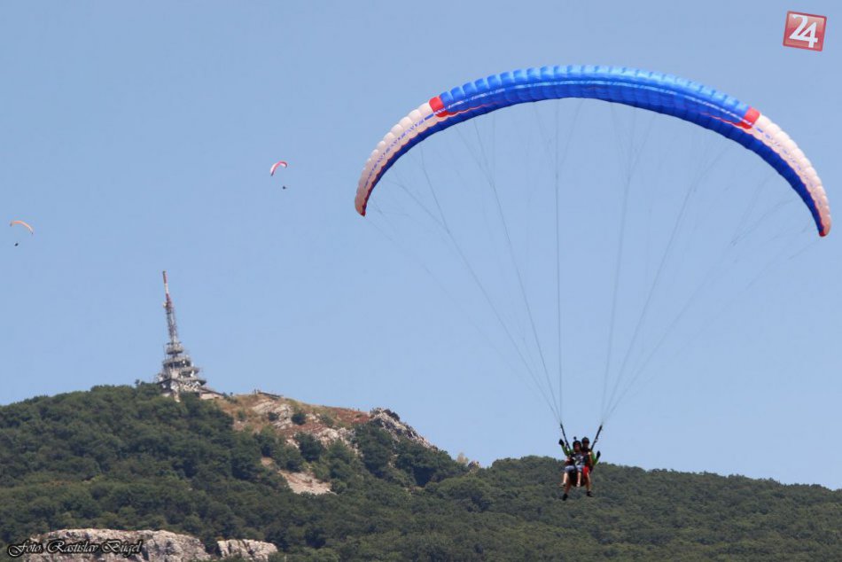 Ilustračný obrázok k článku Zobor Cup 2015: Nebo nad Nitrou patrilo paraglidistom