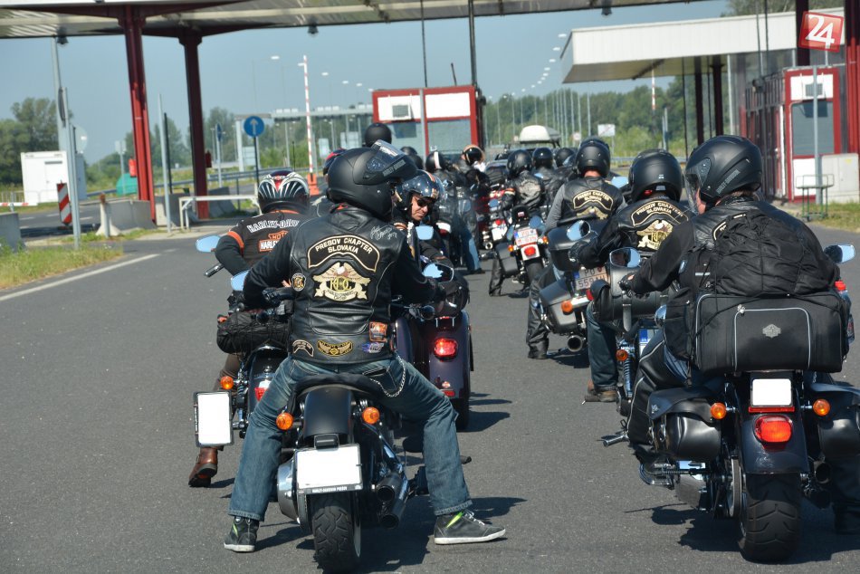 Ilustračný obrázok k článku Polícia s novým VIDEOM: Môže si spolujazdec na motorke vypiť?