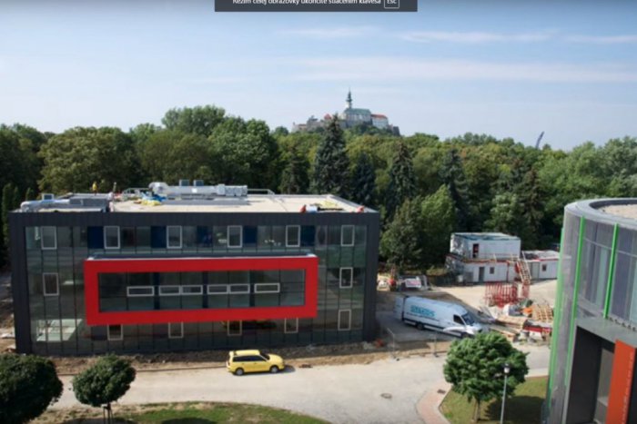 Ilustračný obrázok k článku Časozberné VIDEO zachytáva výstavbu Pavilónu Hudby v Nitre: Slávnostne ho otvoria v máji