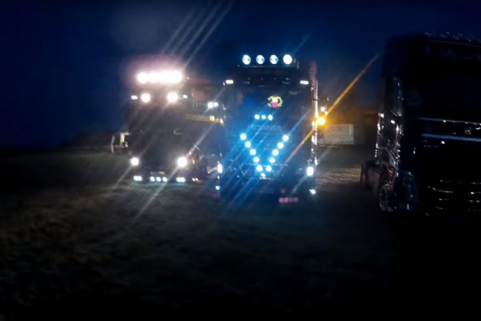 Ilustračný obrázok k článku VIDEO: Kamionisti si dali zraz pri Nitre. Desiatky strojov spravili šou vo veľkom štýle