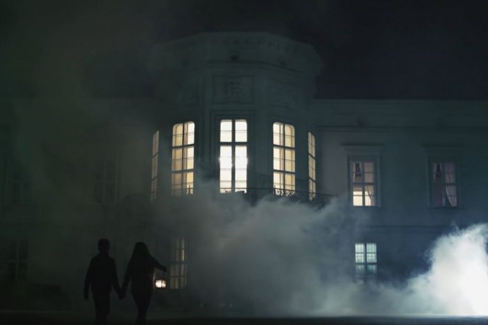 Ilustračný obrázok k článku Nový VIDEOKLIP nitrianskej kapely: Počas noci na neďalekom zámku ožili strašidlá