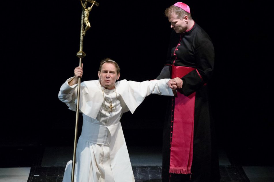 Ilustračný obrázok k článku Dve predstavenia muzikálu Povolanie pápež zrušili: Zakúpené vstupenky nahradia