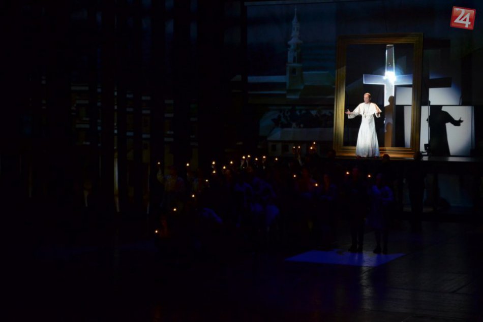 Ilustračný obrázok k článku Vypredaná sála a búrlivý potlesk: DAB má za sebou premiéru muzikálu o pápežovi