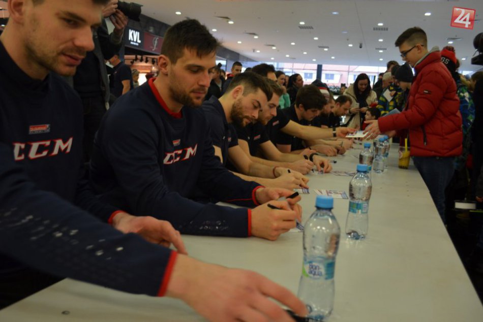 Ilustračný obrázok k článku FOTO: Hokejisti reprezentácie potešili fanúšikov v Nitre, rozdali stovky podpisov