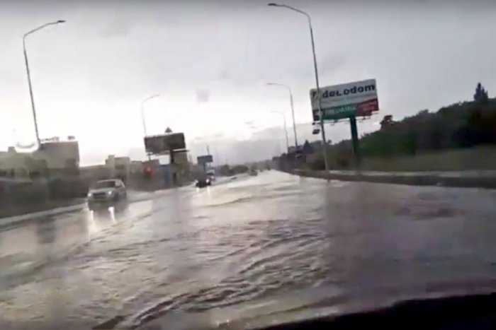 Ilustračný obrázok k článku VIDEO: Búrka ukázala problémy nitrianskych ulíc. Kanalizácia nestíhala, vyrazilo poklopy