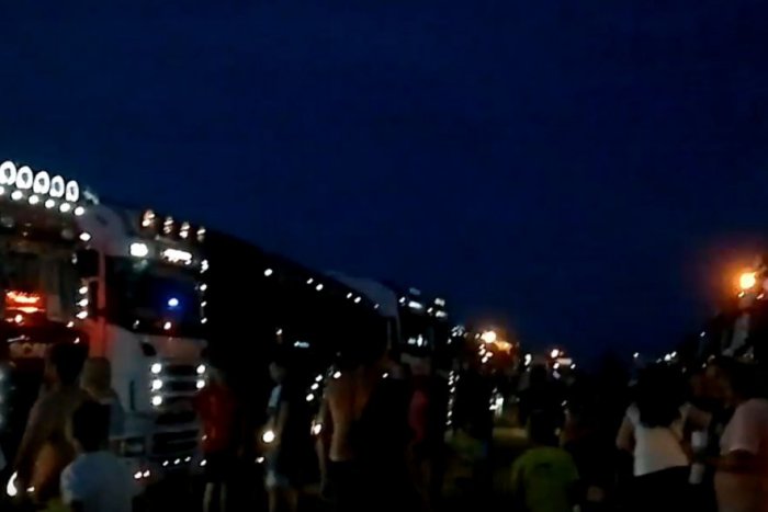 Ilustračný obrázok k článku VIDEO: Vyše 120 kamiónov predviedlo svetelnú šou, spanilá jazda sa nekonala