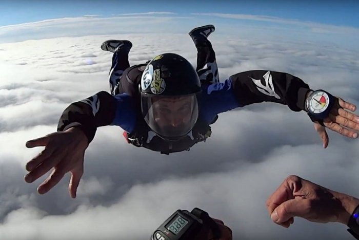 Ilustračný obrázok k článku TOTO chce odvahu: Voľný pád z poriadnej výšky priamo do oblakov nad Nitrou, VIDEO