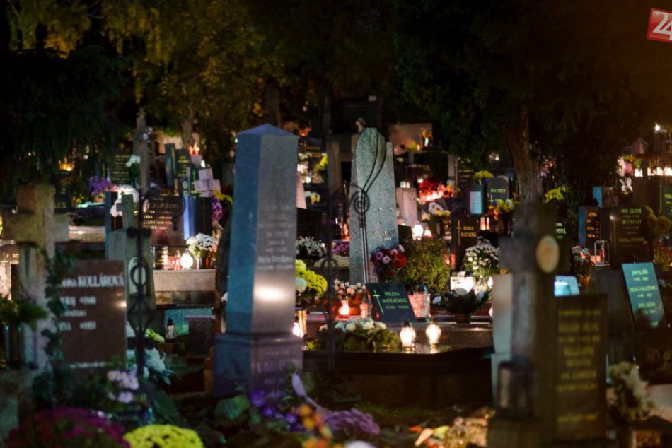 Ilustračný obrázok k článku FOTO: Sviatky plné spomienok, nitrianske cintoríny žiaria plameňmi sviečok
