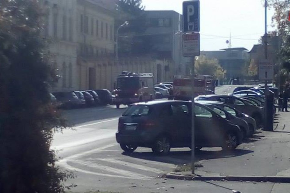 FOTO: Budovu Krajského súdu v Nitre museli evakuovať. Na mieste sú pyrotechnici!