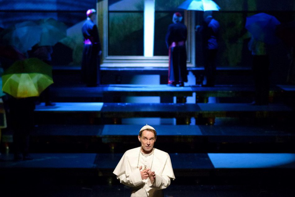 FOTO: Vypredaná sála a búrlivý potlesk, DAB má za sebou premiéru muzikálu o pápe