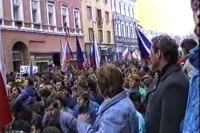 Ilustračný obrázok k článku VIDEO: Generálny štrajk 1989 v Nitre, pod Zoborom sa zišlo 35-tisíc ľudí!