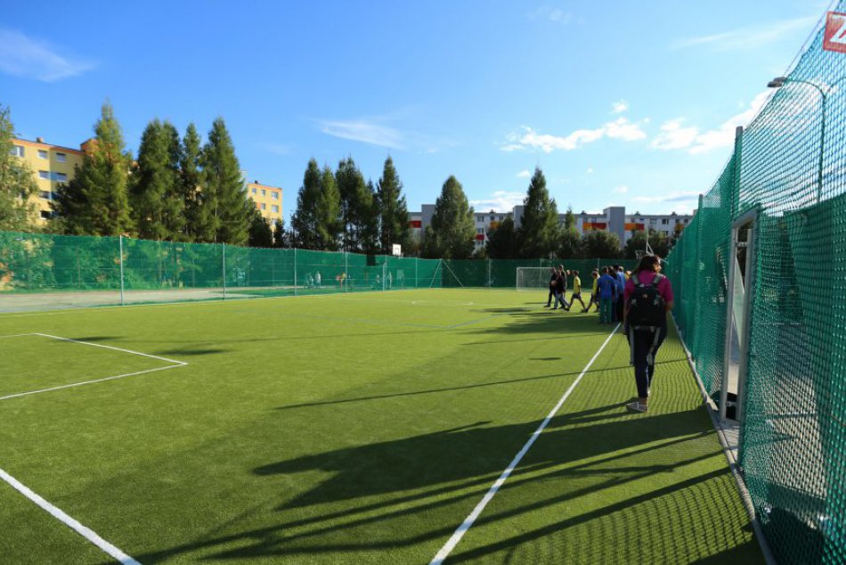 Ilustračný obrázok k článku Základná škola v Nitre bude mať nový umelý trávnik: Za takmer 40-tisíc eur