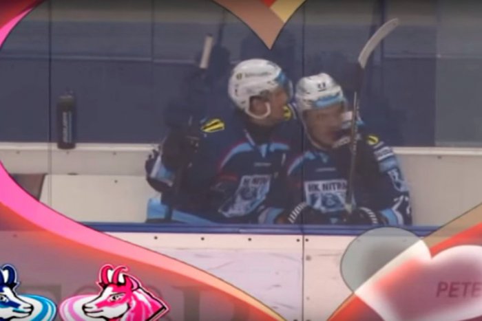 Ilustračný obrázok k článku Zimný štadión vybuchol smiechom: To, čo urobili nitrianski hokejisti na trestnej lavici, nečakal nikto!