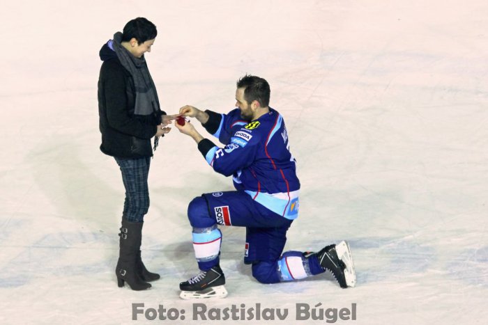Ilustračný obrázok k článku VIDEO: Toto Nitra ešte nezažila, hokejista Jameson Milam a jeho žiadosť o ruku na ľade!
