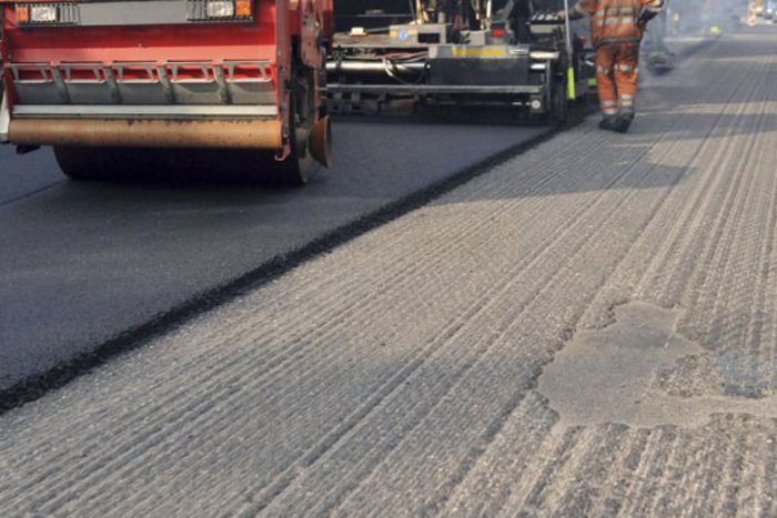 Ilustračný obrázok k článku Šoférov čakajú obmedzenia: Na R1 medzi Nitrou a Trnavou pribudne nový asfalt