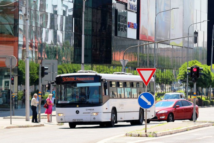 Ilustračný obrázok k článku Konflikt v autobuse MHD: Psovi odmietol nasadiť košík, rozbil sklo na dverách