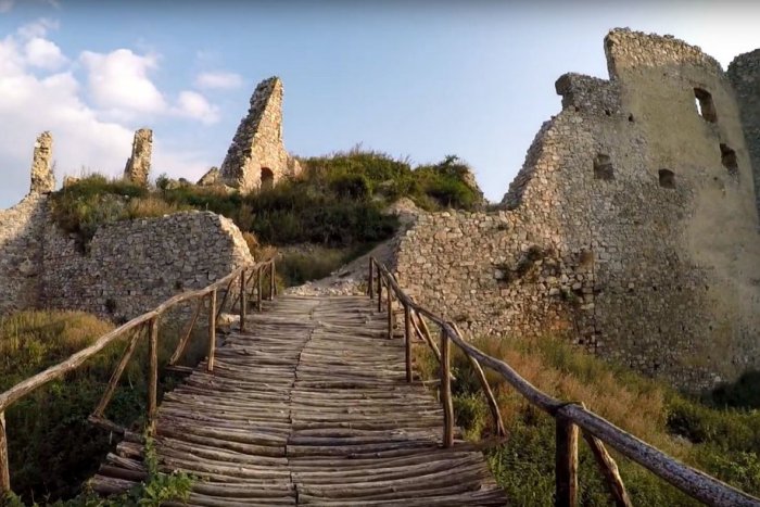 Ilustračný obrázok k článku VIDEO: Virtuálna prehliadka so západom slnka na hrade v Oponiciach