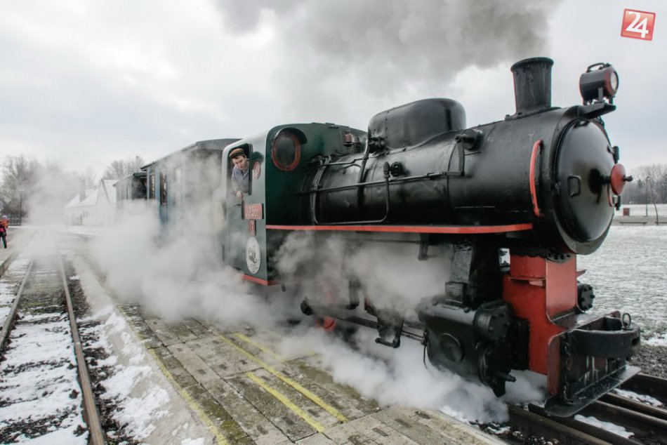 Ilustračný obrázok k článku Na Nitriansku poľnú železnicu opäť vyrazí Mikulášsky vlak: Chýbať nebude pestrý program