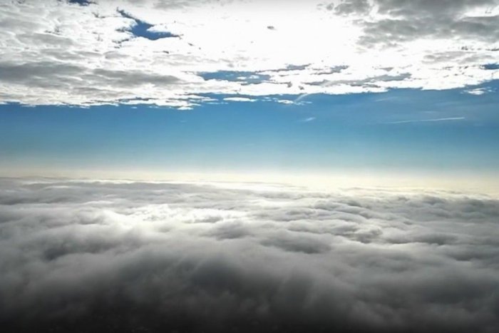 Ilustračný obrázok k článku Krásne VIDEO zo Zobora: Nitru zahalila nebeská pokrývka