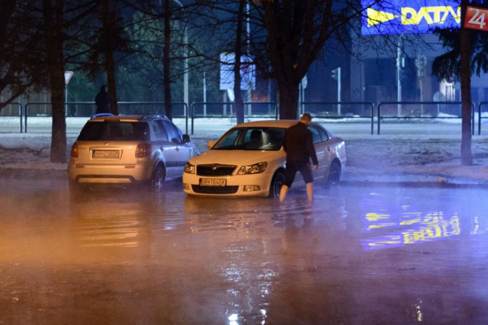 Ilustračný obrázok k článku FOTO: Prasknuté potrubie zaplavilo časť Chrenovej, mráz môže narobiť problémy
