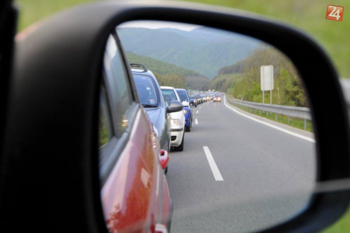 Ilustračný obrázok k článku Polícia upozorňuje vodičov: Po R1 z Nitry do Bystrice sa presúva rozsiahla kolóna