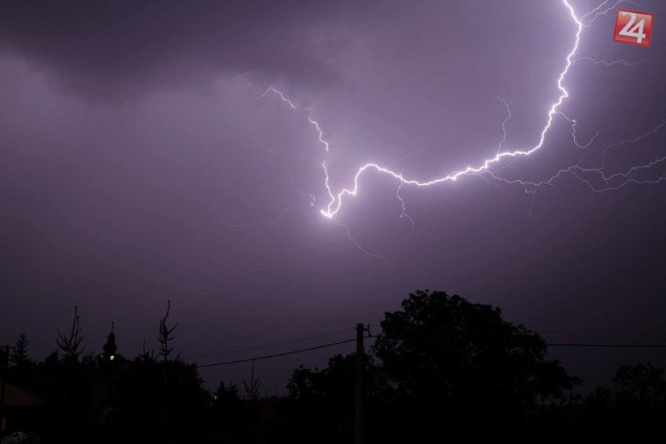 Ilustračný obrázok k článku FOTO: Búrka a blesky kúsok od Zámkov, takto sa opäť predviedla príroda
