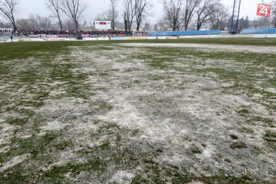Ilustračný obrázok k článku FOTO: Ľad na futbalovom ihrisku pod Zoborom, termín odloženého zápasu je známy