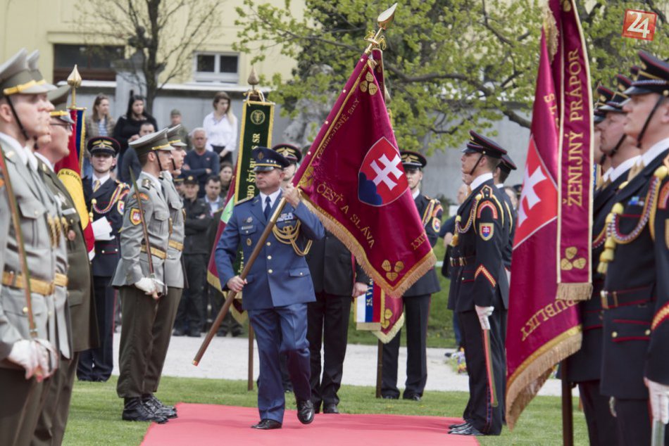Ilustračný obrázok k článku Veľká pocta: Vojenský útvar z Nitry si prevzal bojovú zástavu od prezidenta, FOTO