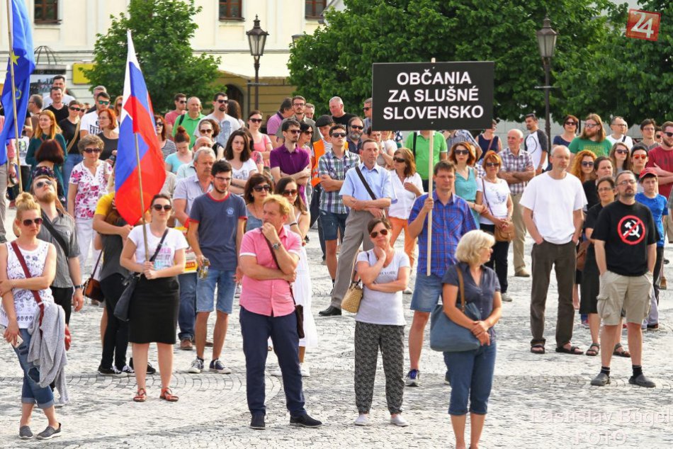 Ilustračný obrázok k článku Nitra sa opäť zapojila: Stovky ľudí na zhromaždení Za slušné Slovensko, FOTO