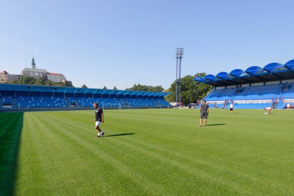 Ilustračný obrázok k článku Futbalový štadión v Nitre stále čaká na kolaudáciu: Zatiaľ je v predbežnom užívaní