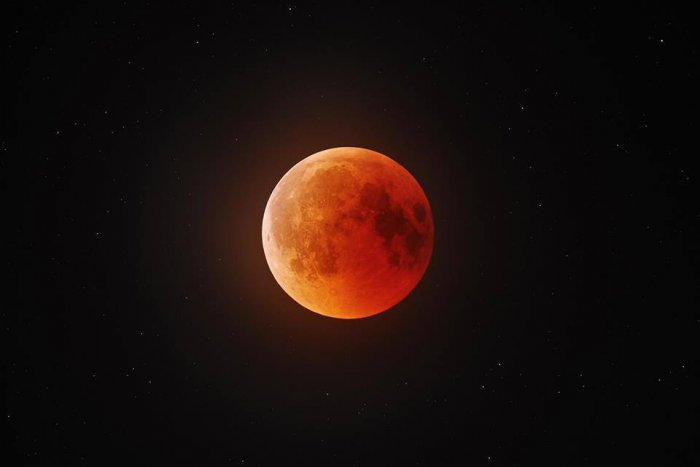 Ilustračný obrázok k článku Zatmenie Mesiaca v Nitre: Krásne FOTO zachytené priamo z mesta pod Zoborom