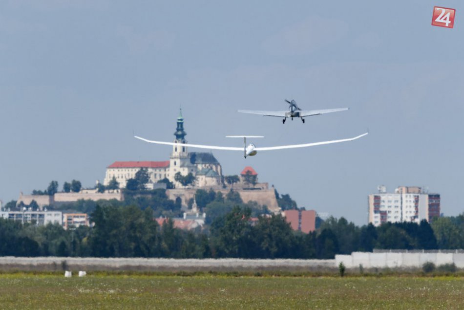 Ilustračný obrázok k článku FOTO a VIDEO: Nad letiskom v Nitre sa vznášajú legendárne historické vetrone