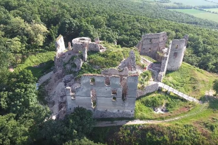 Ilustračný obrázok k článku Oponický hrad chránil Nitru i okolie: Zaujímavosti odhalí prehliadka s výkladom