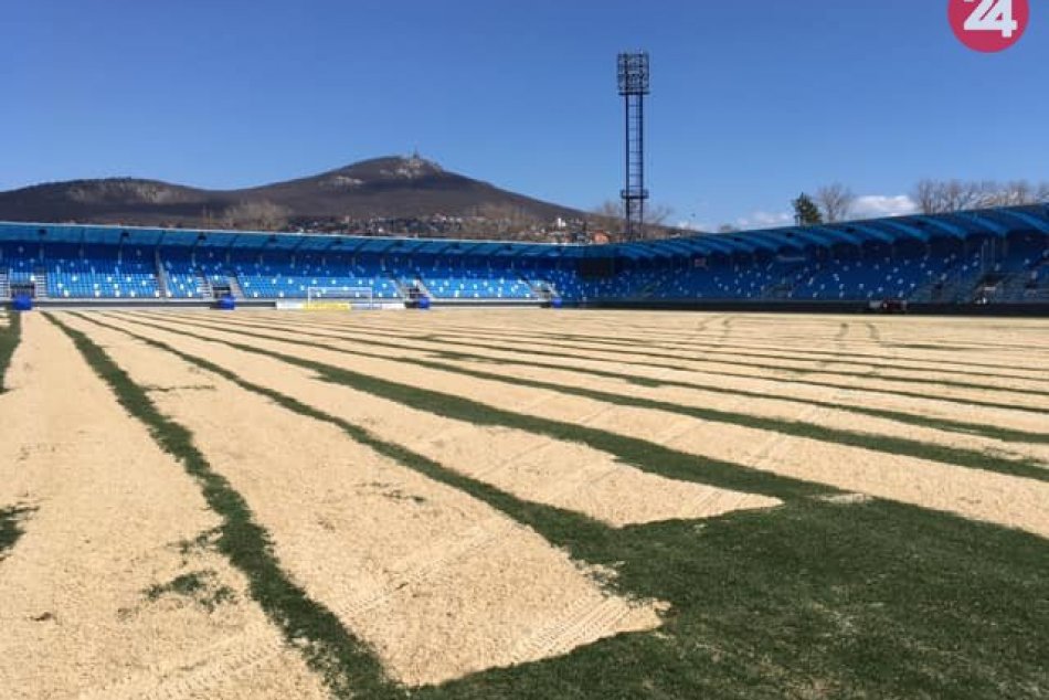 Ilustračný obrázok k článku Jarné úpravy na štadióne FC Nitra: Odstraňujú nedokonalosti na trávniku, FOTO