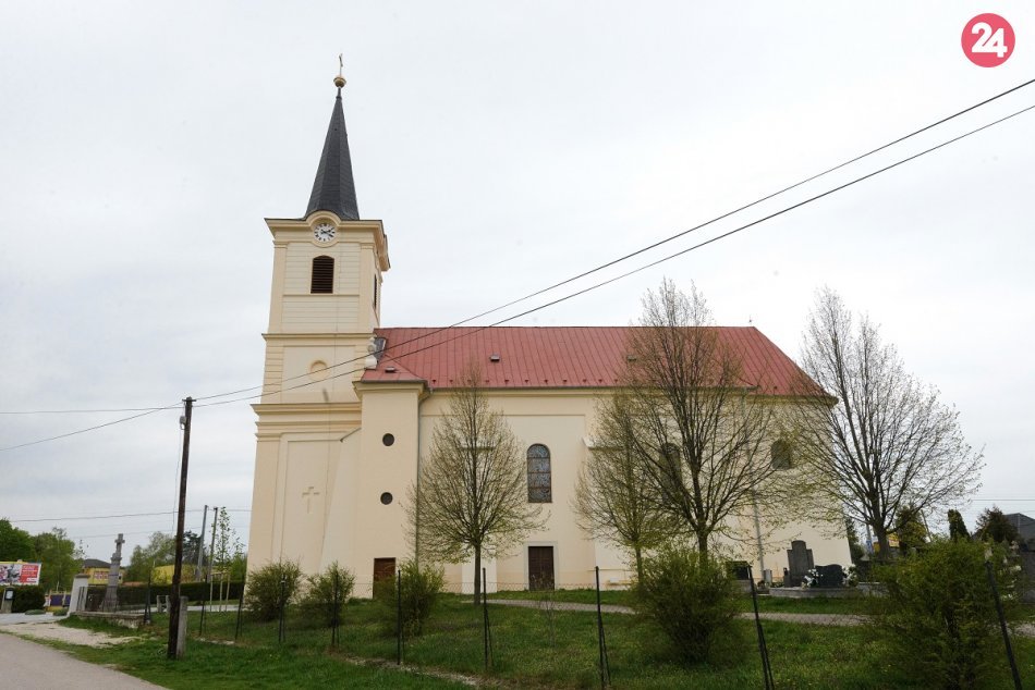 Ilustračný obrázok k článku Šikmá veža v Ivanke pri Nitre: Nakláňa sa už takmer 80 rokov, FOTO