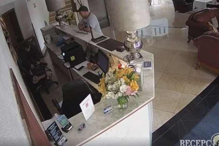 Ilustračný obrázok k článku V nitrianskom hoteli kradli na recepcii: Podozriví zabudli na kamery, VIDEO