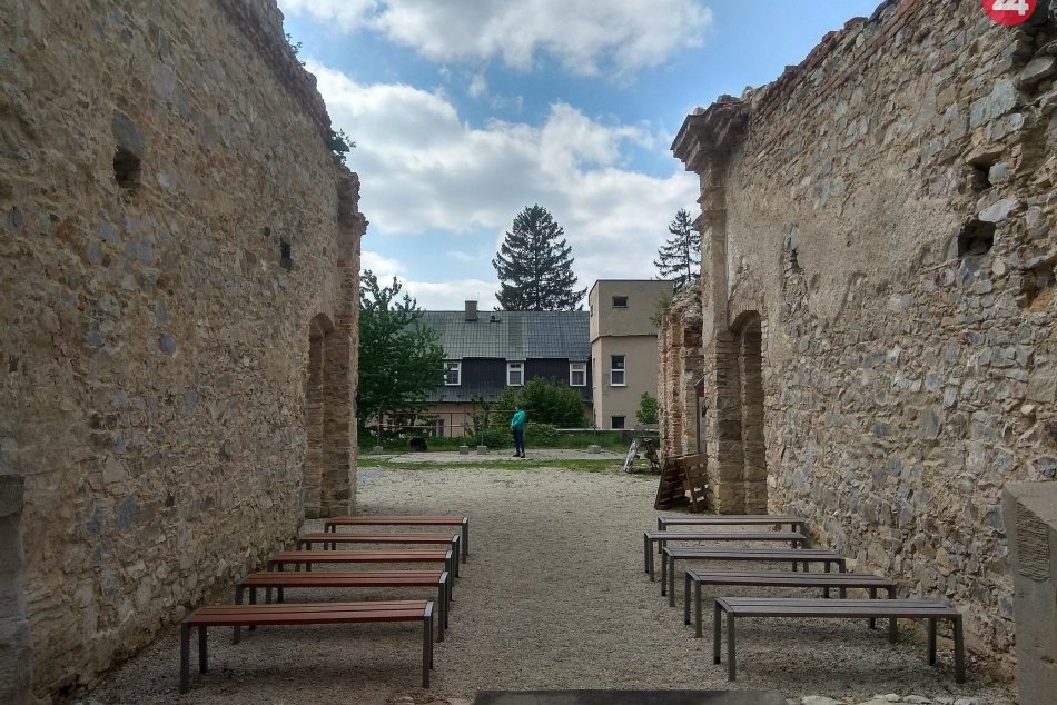Ilustračný obrázok k článku Do areálu Zoborského kláštora sa nedostanete: Vstupná brána je dočasne uzavretá
