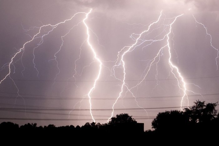 Ilustračný obrázok k článku Okres Nitra môžu zasiahnuť búrky s krúpami: Meteorológovia už vydali výstrahu