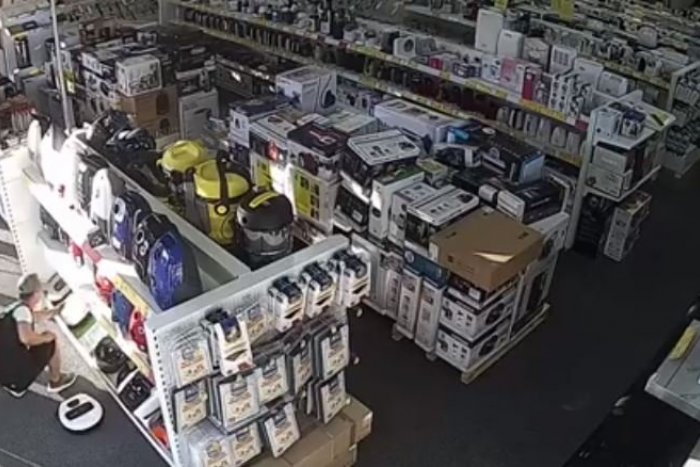 Ilustračný obrázok k článku Hlavne nenápadne: Z predajne si odniesol robotický vysávač bez platenia, VIDEO