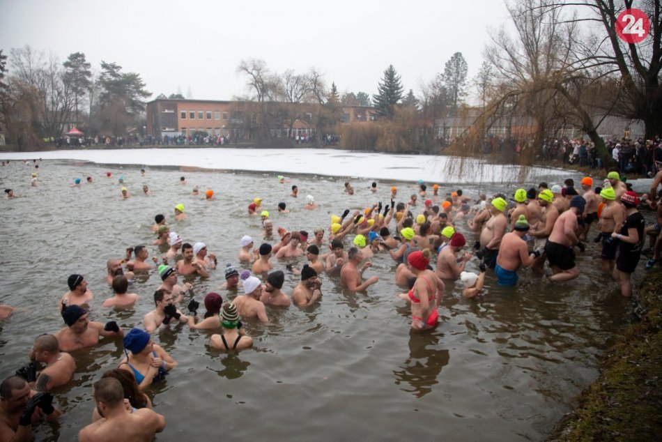 Ilustračný obrázok k článku Nitra každoročne láka stovky otužilcov: Nad obľúbeným Zimným plávaním visí otáznik