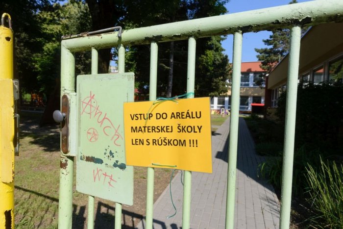 Ilustračný obrázok k článku Detské ihriská aj zastávky MHD: Mesto pokračuje v dezinfekcii verejných priestorov